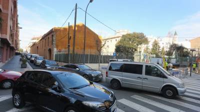 También se forman colas junto al colegio Maria Cortina, que ahora está en obras. Foto: Alba Marié