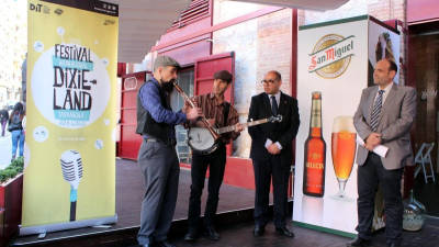 Pla obert de la presentació del 22è Festival Internacional de Dixieland de Tarragona, on dos músics han ofert un tast d'aquest estil musical. Foto: ACN