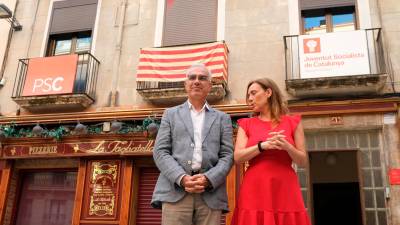 Andreu Martín compareció esta tarde junto a Sandra Guaita, en la plaza del Castell, para escenificar el cambio de cabeza de lista. Foto: Fabián Acidres