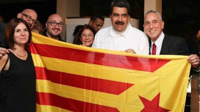 El presidente de Venezuela, Nicolás Maduro, sostiene la estelada