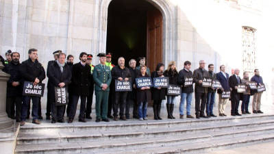 L'alcalde, regidors i comandaments policials a les escales de l'Ajuntament de Tarragona, exhibint pancartes on es pot llegir 'Je suis Charlie'. Foto: ACN