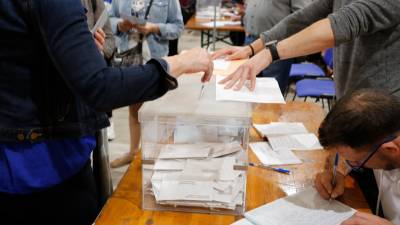 Votación en las pasadas elecciones municipales en Tarragona, en 2019. El sufragio por correo cae para este 28-M. FOTO: pere ferré