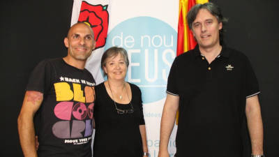 El cap de llista de denouReus, Lluís Gibert, a la dreta de la imatge, acompanyat de Jordi Salvadó i Isabel Celestino, números 2 i 3 a la llista. Foto: ACN