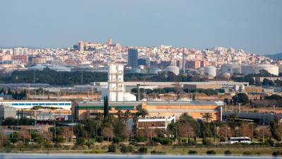 Vista de la industria química y, de fondo, Tarragona. Foto: Marc Bosch