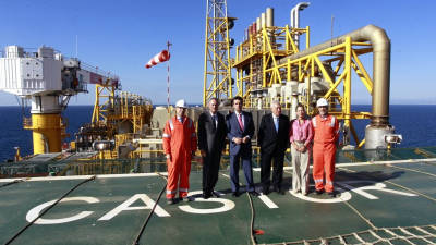 El ministre d'Indústria i Energia, José Manuel Soria, el ministre d'Exteriors, José Manuel Margallo, i el president valencià Alberto Fabra, durant la seva visita al magatzem Castor l'octubre de 2013. Foto: ACN