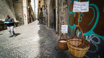 Una calle de Nápoles, ayer, donde un vecino colgó dos cestos para que «quien pueda poner, ponga; quien no pueda, coja». cesare abbate/efe
