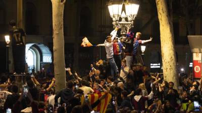 Aficionados del FC Barcelona celebran la victoria de su equipo en la final de la Copa del Rey tras derrotar al Real Madrid. Foto: EFE