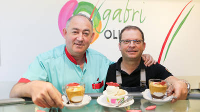El restaurador JosÃ© LÃ³pez y el heladero Gabri Olivier probando el helado de Pestonet. FOTO: ALBA MARINÃ‰