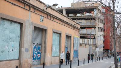 El número 20 de la avenida del Carrilet, donde se ubicarán los puntos de venta tras la reforma. Foto: Alba Mariné
