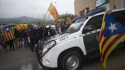 En la imagen un veh&iacute;culo de la Guardia Civil sale ante la protesta de simpatizantes independentistas. EFE/Quique Garc&iacute;a
