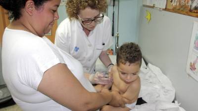 Imagen de la vacunación de un niño en el CAP de la Garrotxa d´Olot. Foto: ACN