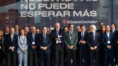Destacados representantes del empresariado, ayer en el acto celebrado en Barcelona. FOTO: EFE