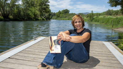 L'escriptora Núria Morera a la vora del riu Ebre. Foto: Joan Revillas