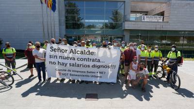 Los trabajadores de Salou Net se congregaron frente al acceso principal del Ayuntamiento de Salou. FOTO: FABIÁN ACIDRES