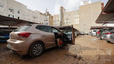 Un coche durante el aguacero. Foto: EFE