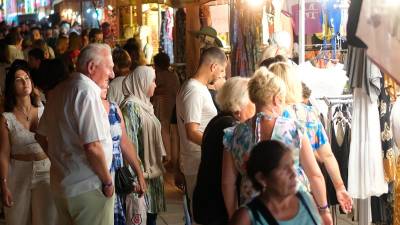 Los comercios de Salou sacaron sus productos al paseo Jaume I hasta la medianoche. Foto: Fabián Acidres