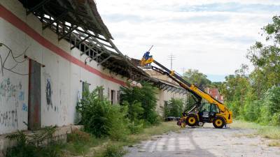 Primers treballs per part d’Adif per retirar l’amiant de la teulada dels magatzems, ahir al matí. foto: joan revillas