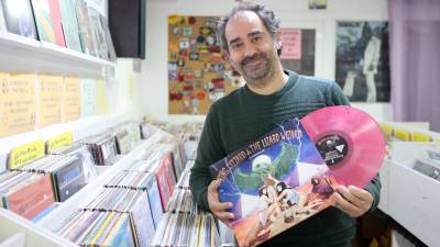 Lluci Rostra es el propietario de la tienda de discos H-Records, en la calle Santa Anna. FOTO: Alba Mariné