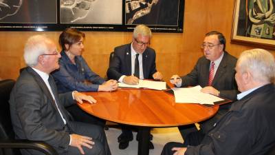 Imagen del momento de la firma de un convenio, a cargo del alcalde Ballesteros y de Joan Josep Marca, para promover actos culturales en Tarragona. FOTO: CEDIDA