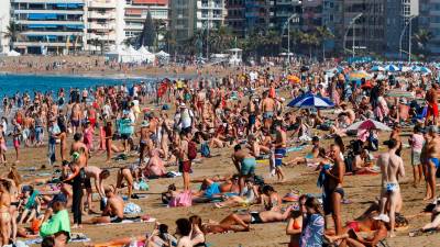 Gente en la playa en Las Palmas de Gran Canaria en pleno mes de diciembre. Foto: EFE
