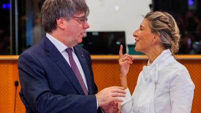 Carles Puigdemont y Yolanda Díaz, este lunes en Bruselas. FOTO: EFE