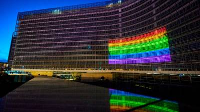 El edificio Berlaymont, de noche, iluminado con los colores de la bandera del arco iris para conmemorar el Día Internacional contra la Homofobia, la Transfobia y la Bifobia. Foto: ACN