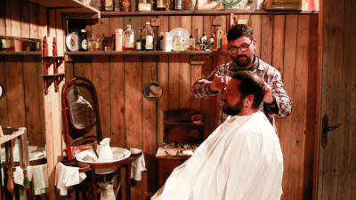 Uno de los oficios representado es el de barbero. FOTO: Fabi&aacute;n Acidres