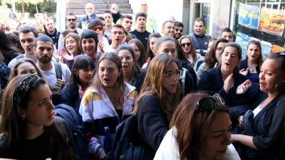 Los estudiantes concentrados en el acceso al teatro de la UAB para impedir el paso de los l&iacute;deres del PP. acn