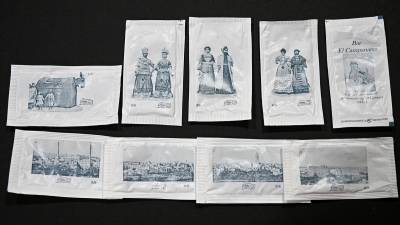 La serie de sobres de azúcar que muestra el ‘skyline’ de Reus de principios del siglo XX e imágenes antiguas de los Gegants. foto: a. g.