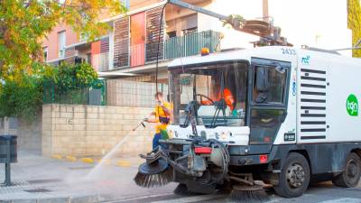La neteja és una de les grans àrees del projecte de ciutat. Inclou la neteja de voreres i calçada, la retirada d’herbes i el repàs de lluminàries, entre altres coses. Foto: Alejandro Navarro