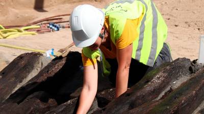 Una arqueòloga treballa a la zona on s’han trobat les restes del vaixell ‘Ciutadella I’. Foto: ACN