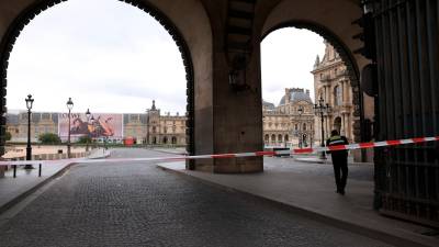 Imagen del Louvre desalojado el pasado sábado. Foto: EFE