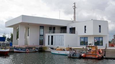 Amb el nou edifici els pescadors no hauran de transportar el peix fins al municipi, situat a deu quilòmetres. foto: joan revillas