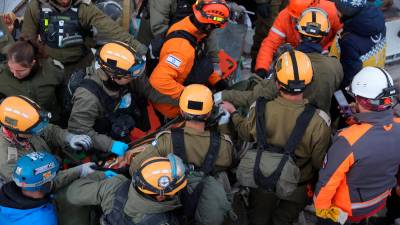 Voluntarios ayudan a rescatar a personas con vida y a otras que han fallecido en Turquía o en Siria. Foto: EFE