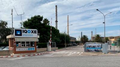 Acceso a las instalaciones de la empresa Iqoxe, situada en el polígono químico sur, en el término municipal de La Canonja. Foto: DT