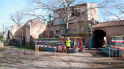 Operarios trabajan en las obras de recuperación de la Granja dels Frares del Morell. Foto: ACN