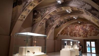 La sala donde se encuentran las pinturas murales de Sijena expuestas en el MNAC, en Barcelona. FOTO: ACN