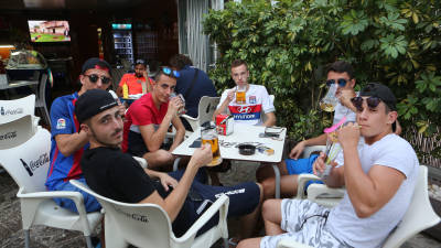 Un grupo de j&oacute;venes turistas, tomando una cerveza en Salou. Foto: a.m.