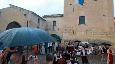 Los bailes de la plebe también se vieron bajo los paraguas. Foto: Àngel Ullate