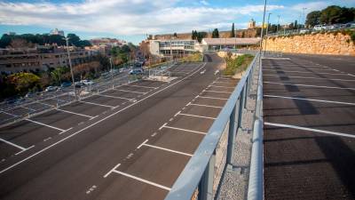 Imagen de la zona ampliada del aparcamiento el martes de esta semana a las 9,50h. Apenas hay coches. Foto: Marc Bosch
