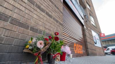 Flors i espelmes en record de la treballadora del bingo morta d’un tret al cap, dilluns de matinada. foto: joan Revillas