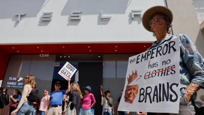 El sábado y domingo hubo protestas en EEUU contra Trump. En la imagen, Walnut Creek (Califor-nia), ayer. El cartel dice«el rey no tiene cerebro». FOTO: efe