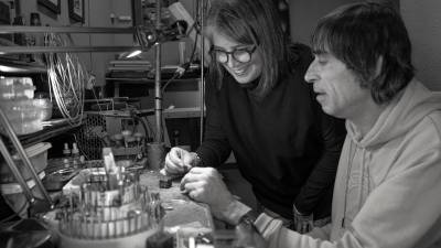 Antonieta Riera y Jesús Martínez son creadores de joyas únicas y dirigen cursos de iniciación en técnicas de joyería. Foto: Cedida
