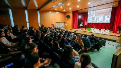 Más de 200 alumnos de instituto se dieron cita en la E-Talks en el Aula Magna de la URV. Foto: Marc Bosch