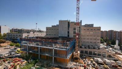 Estado actual de las obras del edificio puente del hospital. FOTO: Ángel Ullate