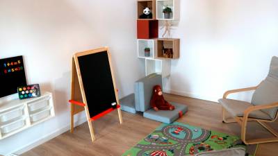La sala interior del centro barnahus de Tarragona, adecuado con un mobiliario amable para atender a los menores. Foto: ACN