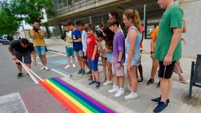 Acte per repintar la bandera de l’arc de Sant Martí, davant l’escola Sant Llàtzer. Foto: Joan Revillas