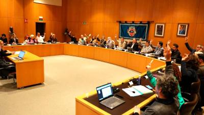 Una de las primeras votaciones con la nueva configuración del salón de plenos, en la sesión de este viernes. Foto: Alba Mariné