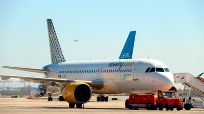 FOTO Un del avions de Vueling a l’aeroport del Prat. FOTO: ACN