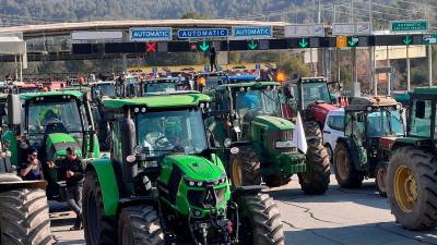 Tractores pasando por el peaje de Sant Vicenç de Castellet. Foto: ACN